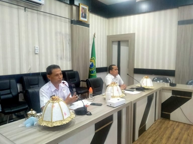 Kepala Badan Kepegawaian dan Pengembangan Sumber Daya Manusia (BKPSDM) Kabupaten Barru, Syamsir, SIP. M.Si., menghadiri pelatihan Inovasi Bangkom Nol Rupiah Untuk Negeri (BORN) yang digelar oleh lembaga administrasi negara Republik Indonesia (LAN RI) melalui Pusat Pelatihan Pengembangan Kajian Menajemen Pemerintahan (Puslatbang KMP) Makassar, via virtual di ruang Basic, Kantor Bupati Barru, Rabu (18/5/2022).