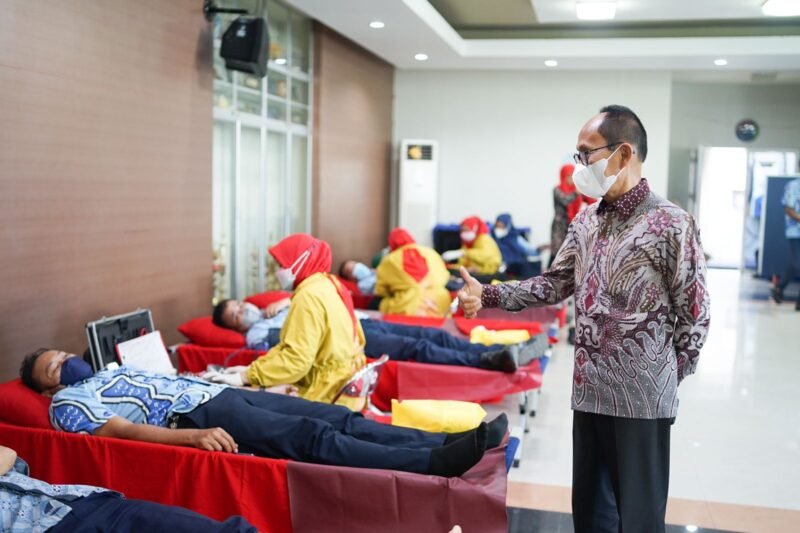 Aksi donor darah dipimpin langsung oleh Direktur Tehnik Perumda Air Minum Kota Makassar, Arifuddin Hamarung di Jalan Lanto Daeng Pasewang, Kamis (19/05/2022).
