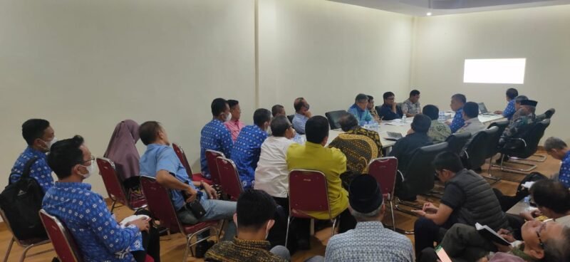 Sekretaris Daerah (Sekda) Barru, DR. Ir.Abustan, AB. M.Si., memimpin delegasi Pemda Barru  sebagai Tim Ekonomi Daerah, duduk satu meja bersama Tim Ekonomi Dewan Pengurus Pusat Kerukunan Keluarga Daerah Barru (KKDB), di sekretariat DPP KKDB di Jl. Antang Raya, tepatnya di Lantai 3 Depo Misi, Makassar, Kamis (19/5/2022).