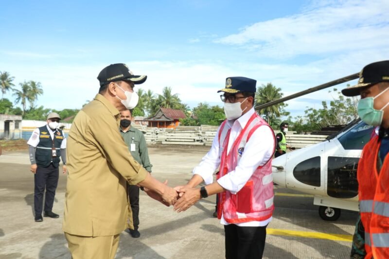 Menteri Perhubungan RI.,  Budi Karya Sumadi tiba di helipad gudang prasarana stasiun kereta api Pekkae dan disambut Bupati Barru, Ir. H. Suardi Saleh, M.Si.