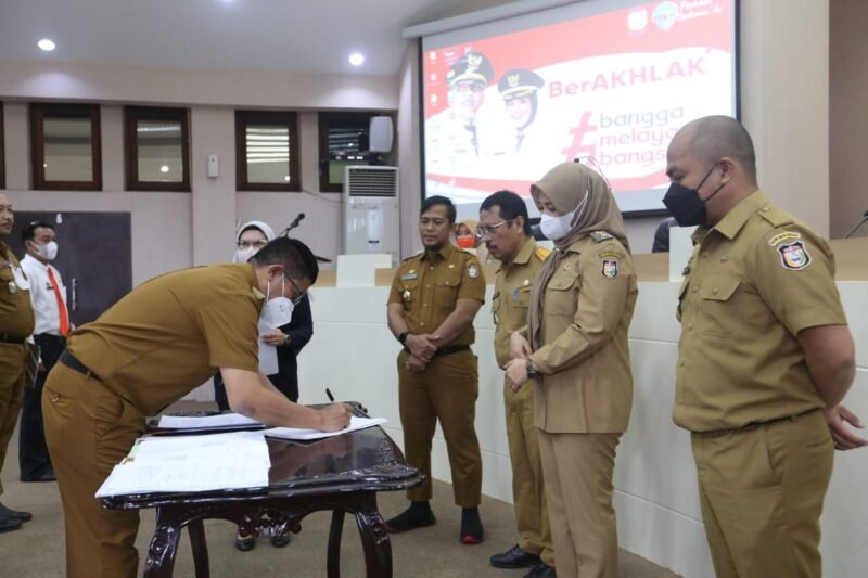 Wakil Wali Kota Makassar, Fatmawati Rusdi saksikan penandatanganan komitmen bersama oleh 15 camat dalam rangka penanganan lorong wisata di Ruang Sipakalebbi Kantor Balaikota Makassar, Senin (30/05/2022).