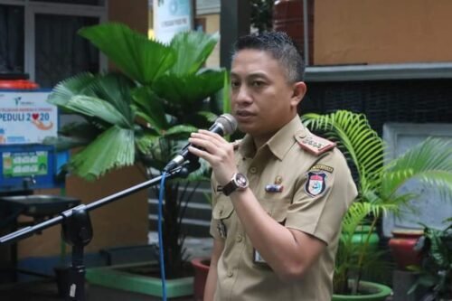 Sekretaris Kecamatan Ujung Tanah, Amanda Syahwaldi pimpin Apel Pagi di halaman Kantor Kecamatan Ujung Tanah, Senin (30/05/2022).