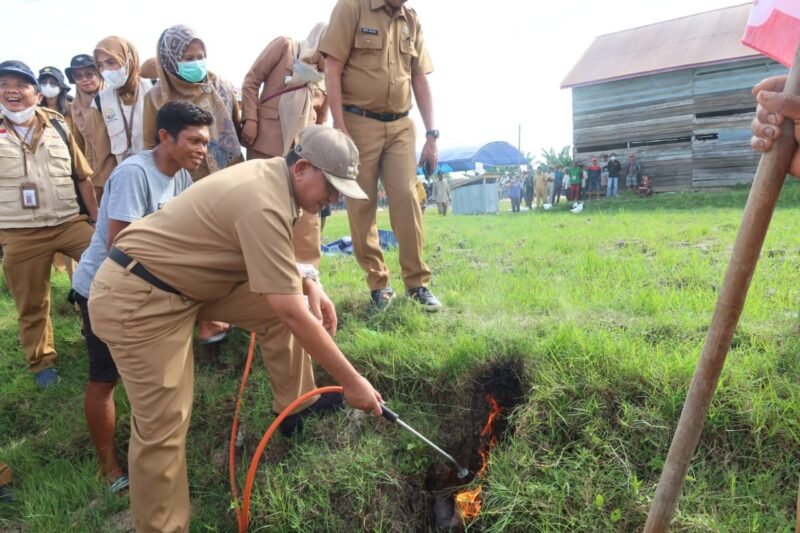 Bupati Wajo H. Amran Mahmud ikut berburu tikus 