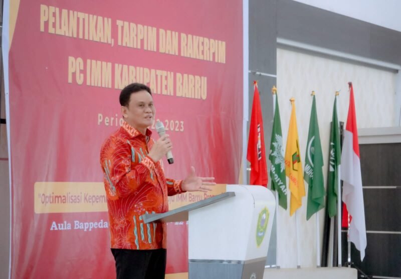 Bupati Barru H. Suardi Saleh memberikan sambutan pada pelantikan Pengurus Dewan Pimpinan Cabang (DPC) Ikatan Mahasiswa Muhammadiyah (IMM) Kabupaten Barru, periode 2022-2023, di Aula Kantor Bappeda, pada Ahad (22/5/2022).