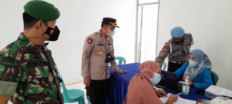 Wakil Kepala Kepolisian Resort Wajo (Wakapolres) Kompol Samsuddin Palulumemantau 
arus balik di Pelabuhan Bangsalae Selasa, 09 Mei 2022
