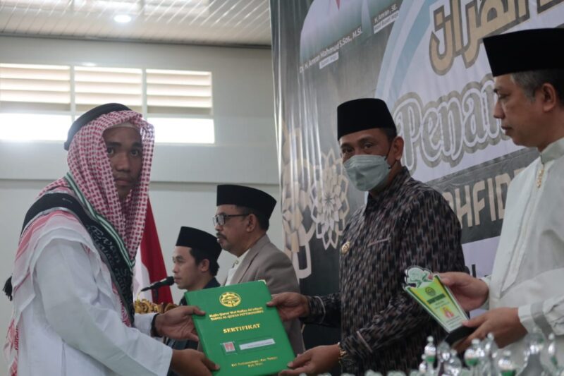 Bupati Wajo H. Amran Mahmud menghadiri wisuda hafiz dan hafizah Pondok Tahfiz Al-Qur'an As'adiyah Pattirosompe, Kecamatan Tempe, Kabupaten Wajo, Sulawesi Selatan di Gedung As Sa'adah, Kota Sengkang  Ahad (29/5/2022).