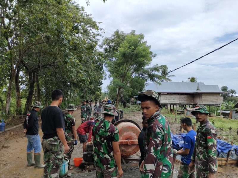 Personil Satgas TMMD ke-113  Kodim 1406/Wajo dengan penuh semangat menyelesaikan pengerjaan sasaran fisik jalan di Desa Abbanuange Kecamatan Maniangpajo Kabupaten Wajo