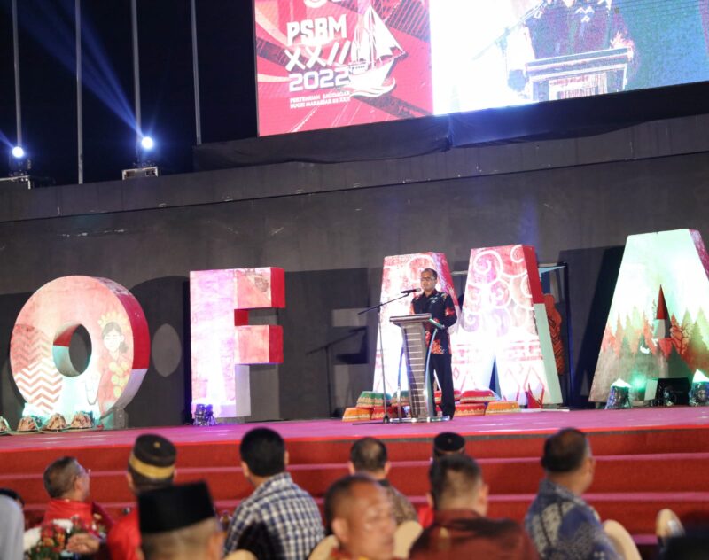 Wali Kota Makassar, Danny Pomanto menutup secara resmi Gala Dinner dan Closing Ceremony PSBM ke 22 tahun 2022 di Anjungan Pantai Losari Minggu (15/05/2022).