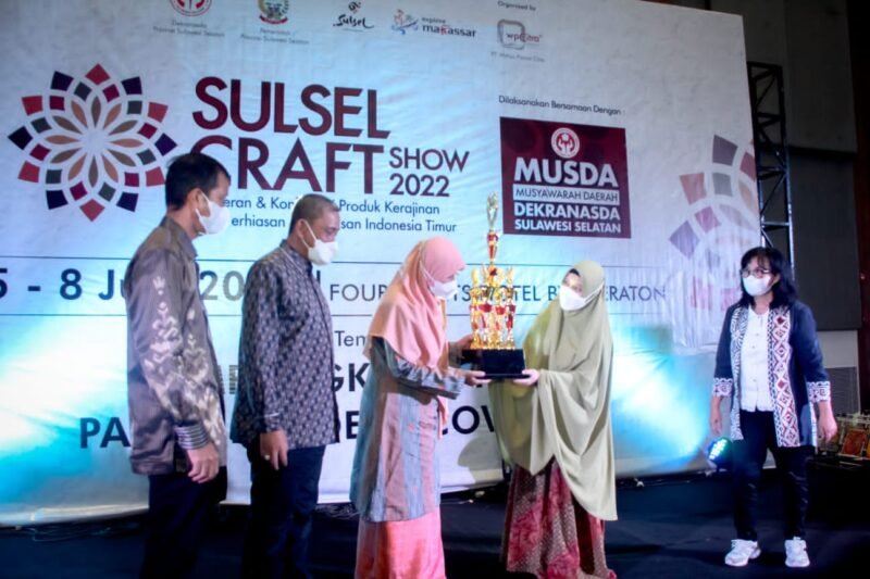 Ketua Dekranasda Wajo, Sitti Maryam, menerima langsung trofi penghargaan yang diserahkan Ketua Dekranasda Sulawesi Selatan (Sulsel), Naoemi Octarina, pada penutupan pameran, Rabu (8/6/2022).