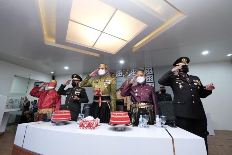 Kapolres Gowa, AKBP Tri Goffarudin P, S.I.k., M.H., bersama Forkopimda Kabupaten Gowa mengikuti Upacara secara virtual di peace Room A,Kio Kantor Bupati Gowa, Rabu (01/06/2022).