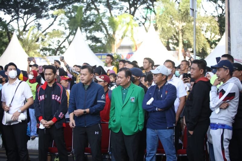 Wali Kota Makassar,  Danny Pomanto melepas secara resmi peserta lari Kapolrestabes Makassar Cup 2022 di bawah Fly Over, Rabu (01/06/2022).