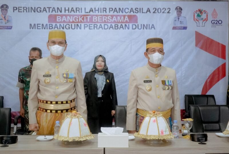Bupati Barru, Ir. H. Suardi Saleh, M.Si., bersama Forkopimda mengikuti Upacara Peringatan Hari Lahir Pancasila secara virtual di Barru Smart Information Center (Basic), Rabu (1/6/2022).