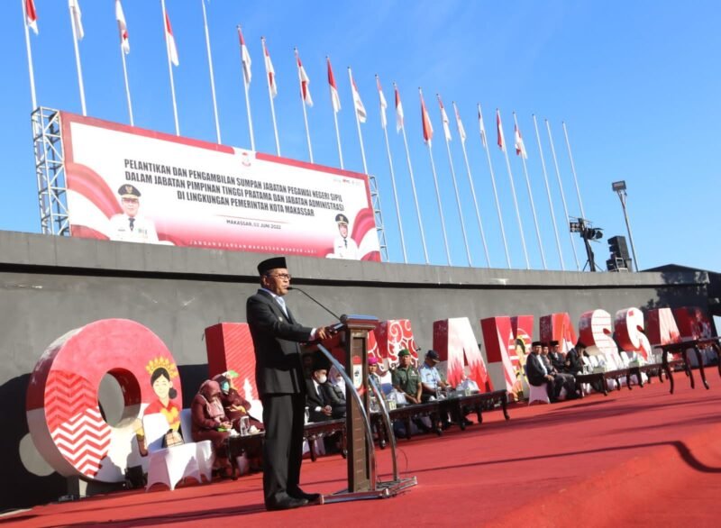 Wali Kota Makassar, Moh. Ramdhan ‘Danny’ Pomanto memberikan sambutan usai melantik dan mengambil sumpah 457 pejabat dalam jabatan pimpinan tinggi pratama dan administrasi lingkup Pemerintah Kota Makassar di Pelataran Anjungan City Of Makassar, Kamis (02/06/2022).