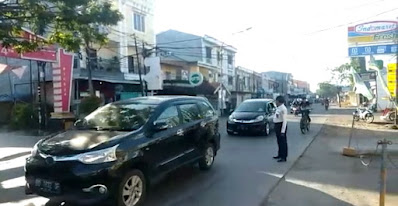 Personil Dishub Kota Makassar melakukan pengaturan dan pengawasan arus lalu lintas Jalan Daeng Tata I, Rabu (01/06/2022).