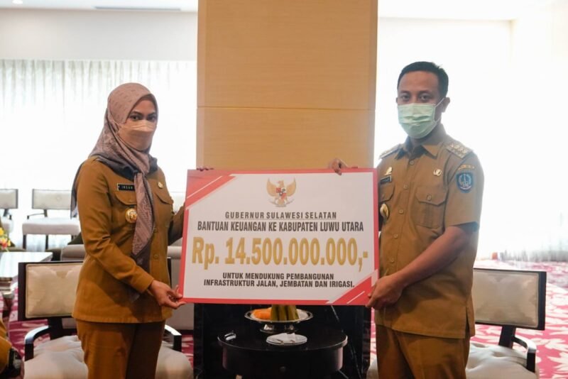 Gubernur Sulsel, Andi Sudirman serahkan bantuan Keuangan sebanyak 14,5 Miliar kepada Bupati Luwu Utara, Indah Putri Indriani di Baruga Lounge Kantor Gubernur Sulsel, Senin (06/06/2022).