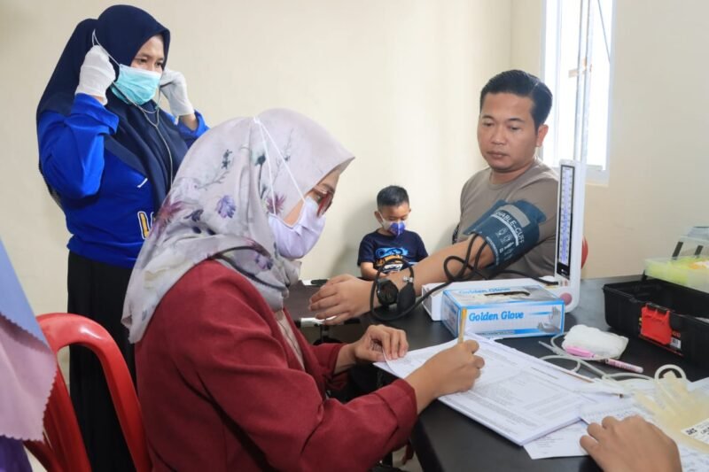 Dalam rangka menyambut Hari Ulang Tahun (HUT) Bhayangkara ke-76, Polres Barru bekerjasama dengan PMI cabang Barru menggelar kegiatan bakti sosial Donor Darah, di Aula Polres Barru, Selasa (7/6/2022).