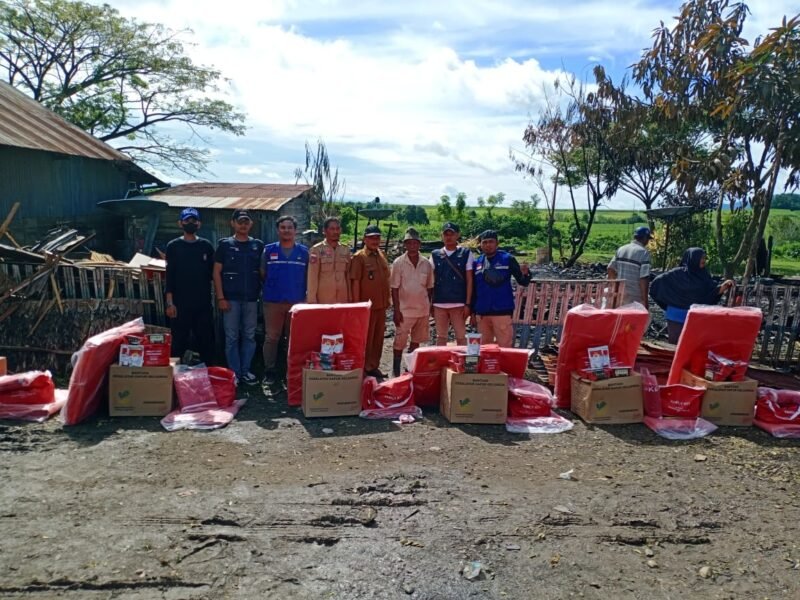 Dinas Sosial Provinsi Sulsel menyalurkan bantuan logistik bagi korban angin puting beliung di Kelurahan Lanroe Kecamatan Tanete Riattang Timur Kabupaten Bone, Rabu (08/06/2022).