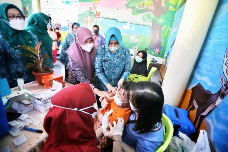 Ketua TP PKK Kota Makassar Indira Jusuf Ismail sukseskan program BIAN turun langsung memantau jalannya imunisasi di TK Katolik Rajawali Jalan Arif Rate, Kamis (09/06/2022).
