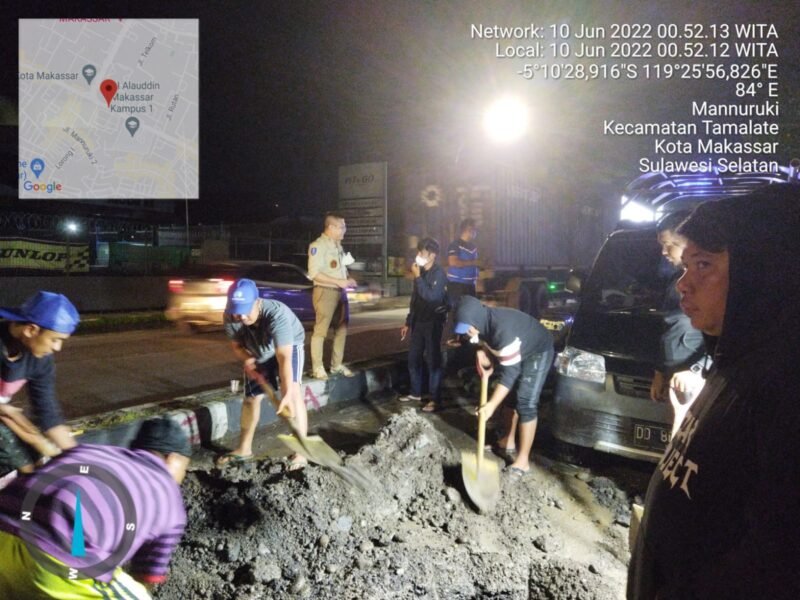 Penjabat Direktur Utama PDAM Kota Makassar, Beni Iskandar pantau langsung pekerjaan kebocoran pipa di Jalan Alauddin, Jumat (10/06/2022).