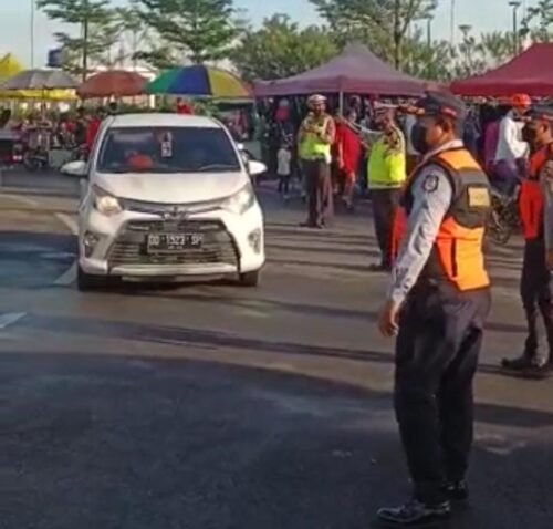 Personel Dishub Makassar bersama pihak  satlantas melakukan pengaturan lalu lintas di CPI Jalan Metro Tanjung Bunga, Minggu (12/06/2022).