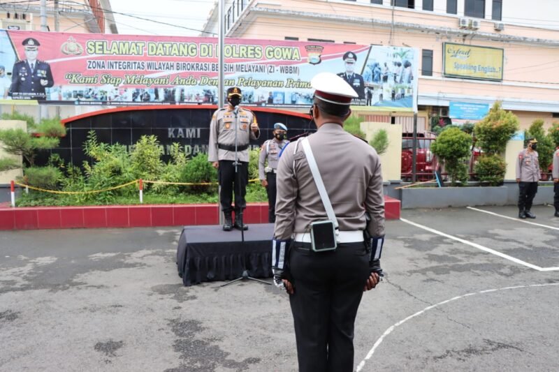 Kapolres Gowa AKBP Tri Goffarudin P, S.I.K., MH jadi Irup pada Upacara Gelar Pasukan Tahun 2022 yang digelar di Halaman Kantor Polres Gowa, Senin (13/06/2022).