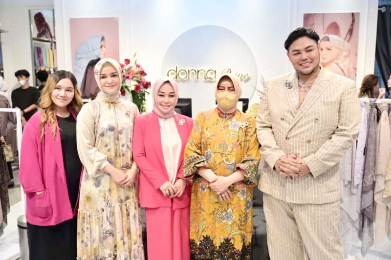 Ketua TP PKK Kota Makassar Indira Jusuf Ismail membuka secara resmi outlet terbaru Donna Prive di Trans Studio Mall Makassar, Minggu (19/06/2022).