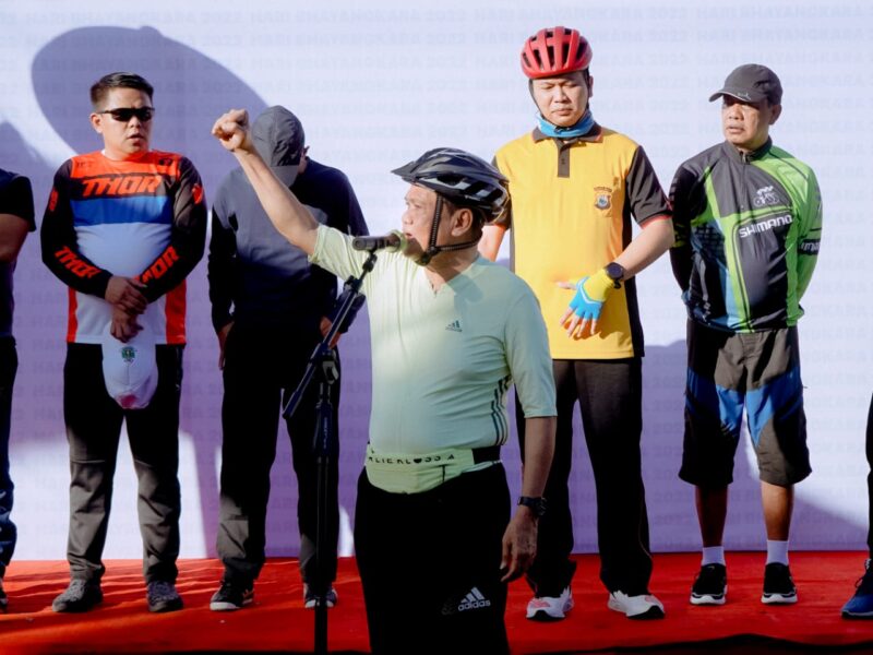 Bupati Barru, Ir. Suardi Saleh, M.Si., bersama Kapolres Barru, AKBP. Yudha Wirajati, S.IK melepas ratusan peserta Fun Bike, Ahad (19/6/2022).