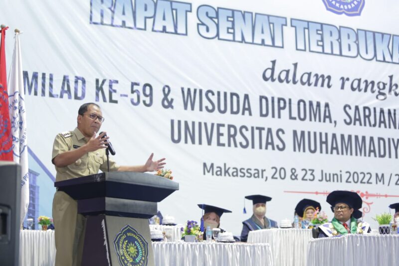 Wali Kota Makassar,  Danny beri sambutan dihadapan ratusan peserta Milad ke- 59 dan Wisuda Diploma Sarjana serta Pascasarjana ke-76 Universitas Muhammadiyah Makassar (Unismuh), Senin (20/06/2022).