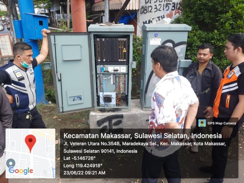 personel Dishub Makassar membenahi trouble pada lampu lalu lintas di Jalan Sungai Saddang, Kamis pagi (23/06/2022).