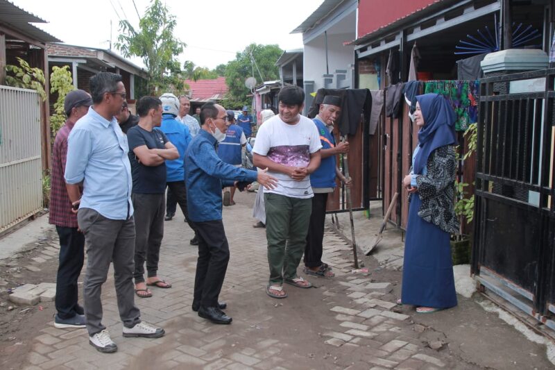 Penjabat Direksi PDAM Kota Makassar turun langsung pantau pemasangan di rumah pelanggan, Jumat (24/06/2022).