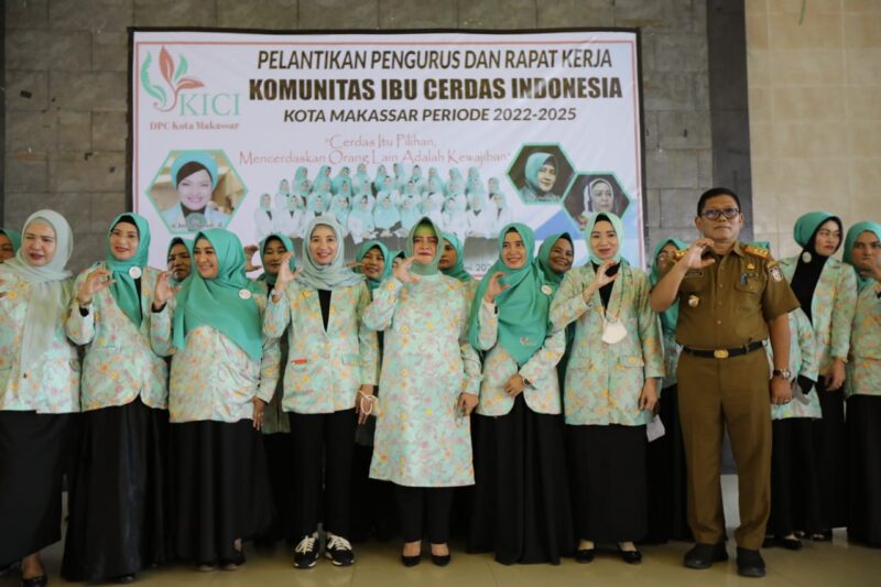 Ketua TP PKK Kota Makassar, Indira Jusuf Ismail menghadiri pelantikan pengurus Komunitas Ibu Cerdas Indonesia (KICI) di Aula Dinas Pendidikan Kota Makassar, Jalan Anggrek, Senin (27/06/2022).