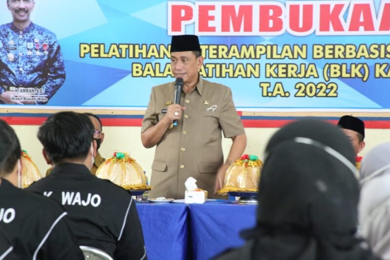 Bupati Wajo, Amran Mahmud, membuka sekaligus menyemangati peserta Pelatihan Berbasis Kompetensi Tahap II di Kantor Balai Latihan Kerja (BLK) Kabupaten Wajo, Kamis (30/06/2022).