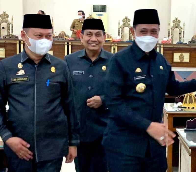 Ketua DPRD Wajo HA. Alauddin Palaguna bersama Buoati Wajo H. Amran Mahmud didampingi Sekwan Sainal Hayat usai sidang paripurna DPRD Wajo tentang penetapan Ranperda LKP tahun anggran 2021.