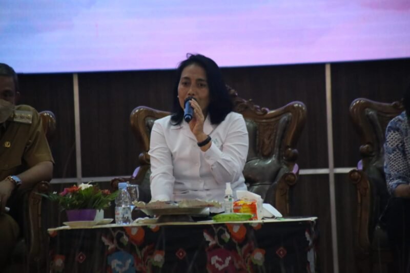 Menteri PPPA I Gusti Ayu Bintang Darmawati meberikan sambutan pada peringatan Hari Anak Nasional (HAN) yang berlangsung di Ruang Pola Kantor Bupati Wajo, Senin (25/7/2022).