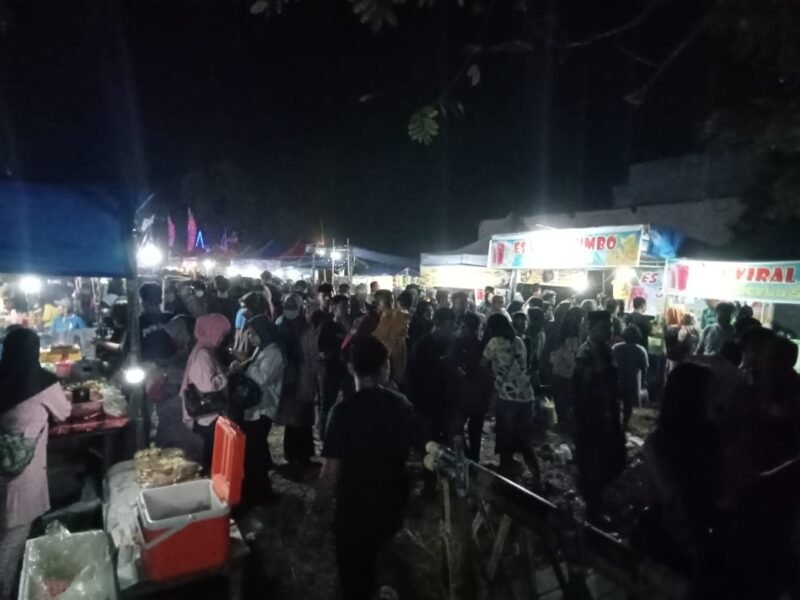 Lokasi Barru Fair dan Expo UMKM nampak dipadati pengunjung pada Sabtu malam (30/7/2022)