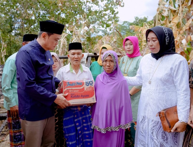Bupati Barru, Ir. H. Suardi Saleh, M.Si., menyerahkan langsung bantuan kepada korban kebakaran di Desa Siddo