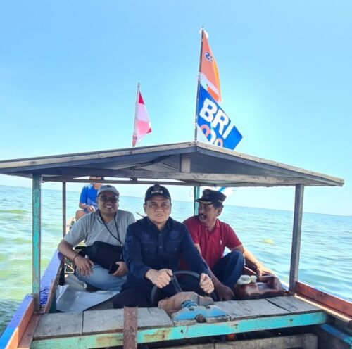 Bupati Suardi Saleh didampingi Kepala Bagian Perekonomian Muhaemi P, SE, M.Si dan Kepala Desa Pancana Muh. Idris T, nampak menikmati sepanjang perjalanan dengan diskusi dan membahas kesejahteraan nelayan, Sabtu (23/7/2022).