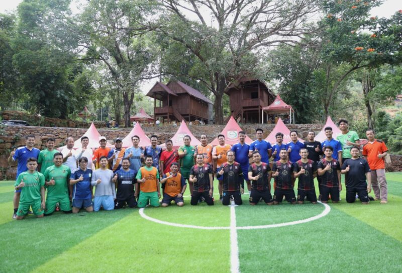 Wali Kota Makassar,  Danny Pomanto bareng anggota Dewan DPRD Kota Makassar main futsal bersama di lapangan futsal Bukit Wisata Tokka Kabupaten Maros, Minggu (03/07/2022).
