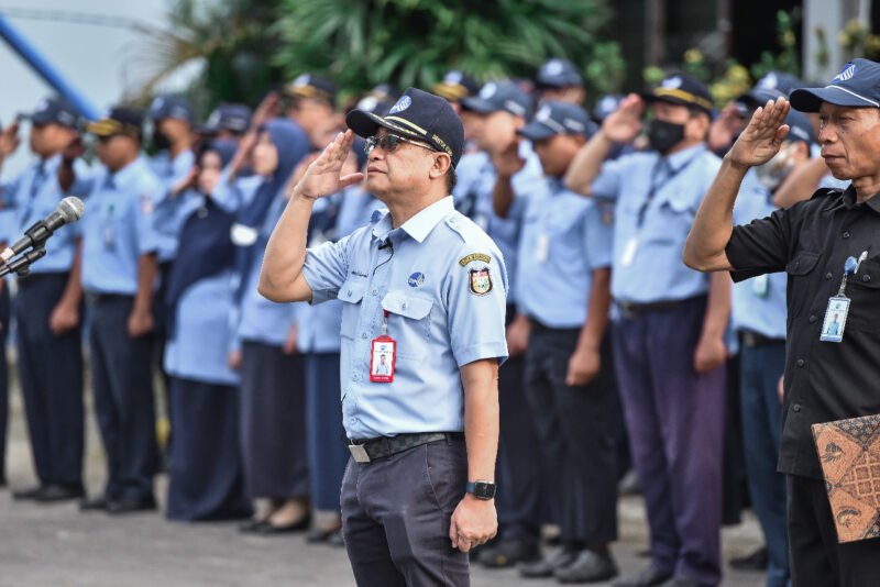Penjabat Direktur Utama, Beni Iskandar jadi IRUP upacara bendera di Lapangan Upacara Perumda Air Minum Kota Makassar, Senin (04/07/2022).