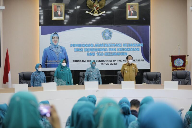 Ketua TP PKK Kota Makassar, Indira Jusuf Ismail membuka secara resmi pembinaan admistrasi keuangan bagi bendahara PKK Kecamatan dan 153 Kelurahan di Ruang Sipakatau Kantor Balaikota, Senin (04/07/2022).