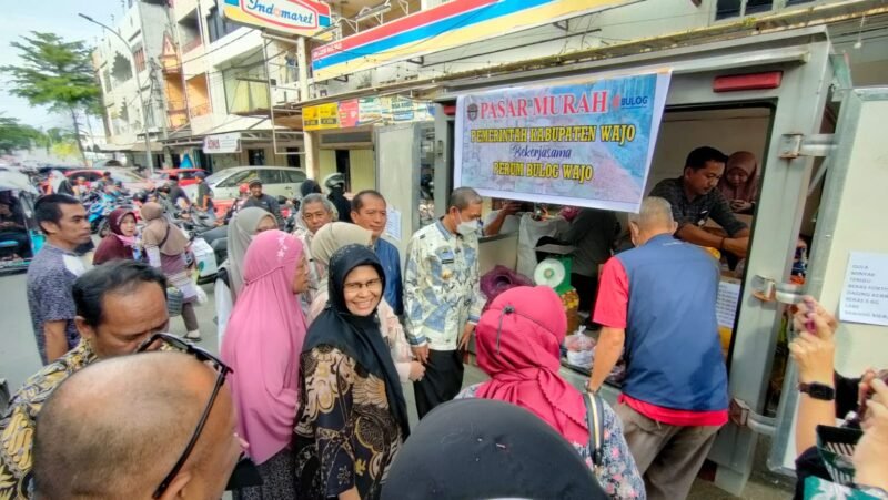 Pemerintah Kabupaten (Pemkab) Wajo bekerja sama Perusahaan Umum Badan Urusan Logistik (Perum Bulog) Cabang Wajo menggelar operasi pasar/pasar murah jelang Hari Besar Keagamaan dan Nasional (HBKN) Lebaran Iduladha 1443 Hijriah/2022 Masehi.