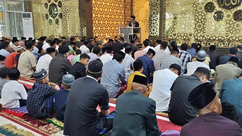 Di Masjid Al-Ikhlas ratusan warga Muhammadiyah mengikuti pelaksanaan rangkaian Shalat Idul Adha dengan Khidmat