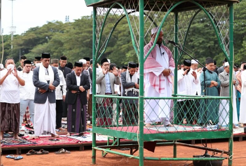 Pemerintah Kota Makassar memusatkan Sholat Idul Adha 1443 H/2022 M, di Lapangan Karebosi Makassar, Minggu (10/07/2022).