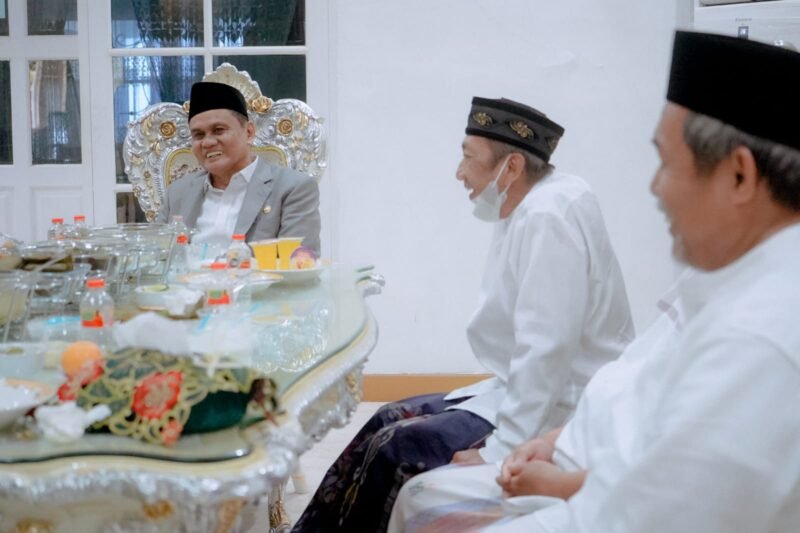 Selepas melaksanakan Shalat Ied dan pemotongan hewan qurban di Lapangan Pekkae, Bupati Barru bersama keluarga menggelar Open House Idul Adha yang telah dua tahun terakhir terbatasi oleh Pandemi Covid-19.