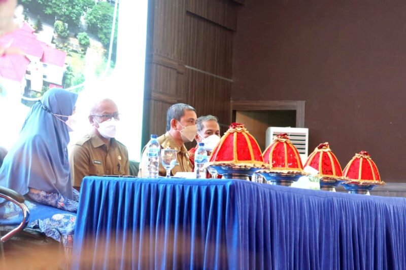 Bupati Wajo, Amran Mahmud, Ketua Forum KKS Sulsel, Muslim Rasyid, Kepala Bappelitbangda, Andi Palawarukka, sekaligus sebagai Ketua Tim Pembina KKS Wajo dan Ketua Forum KKS Wajo, Sitti Maryam saat menghadiri Rakor dalam rangka verifikasi KKS tingkat Sulsel di Ruang Pola Kantor Bupati, Selasa 12 Juli 2022.