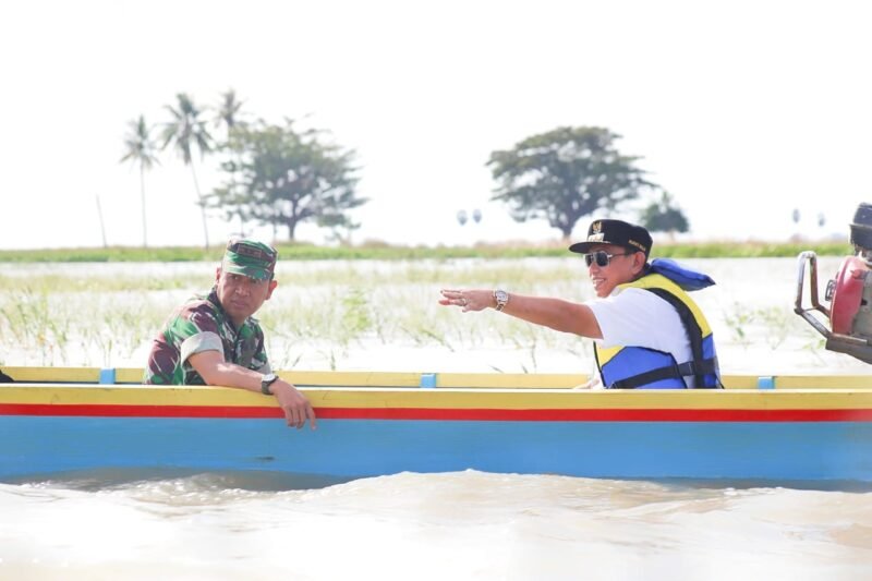 Bersama Dandim dan Kepala OPD Terkait, Bupati Wajo H. Amran Mahmud Salurkan Bantuan ke Warga Terdampak Banjir di Belawa