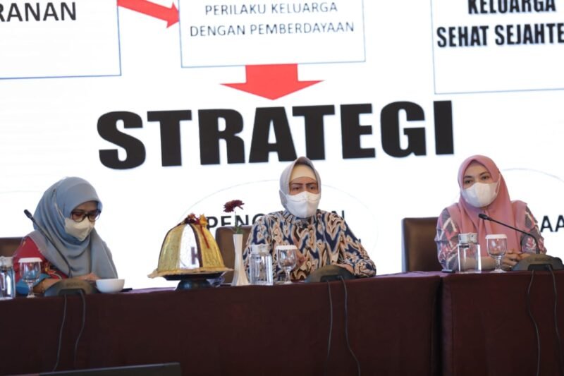 Ketua TP PKK Kota Makassar, Indira Jusuf Ismail hadiri kegiatan Sosialisasi dan Pembinaan PHBS oleh Dinas Kesehatan Kota Makassar di Hotel Aston, Jalan Sultan Hasanuddin Makassar, Kamis (14/07/2022).