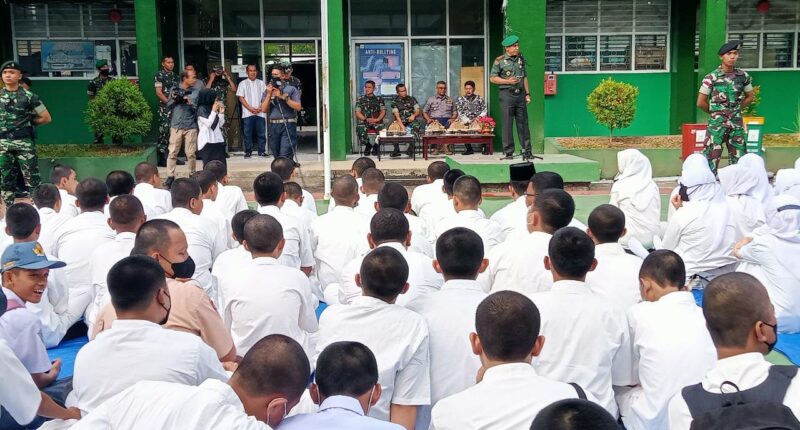 Panglima Kodam XIV Hasanuddin, Mayjend TNI Andi Muhammad Bau Sawa menjadi narasumber serta motivator peserta MPLS Didik Baru 2022 di SMAN 2 Makassar.
