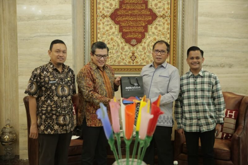 Wali Kota Makassar, Danny Pomanto didampingi Kadiskominfo Makassar Mahyuddin menerima kunjungan pihak detik.com, Alfito Deannova, Jumat (15/07/2022).