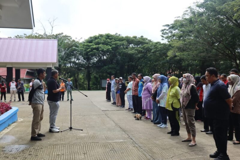Bupati Wajo, Amran Mahmud, saat memberi pengarahan ke ASN di depan kompleks kantor pemerintahan kabupaten, Jumat (15/7/2022) pagi.